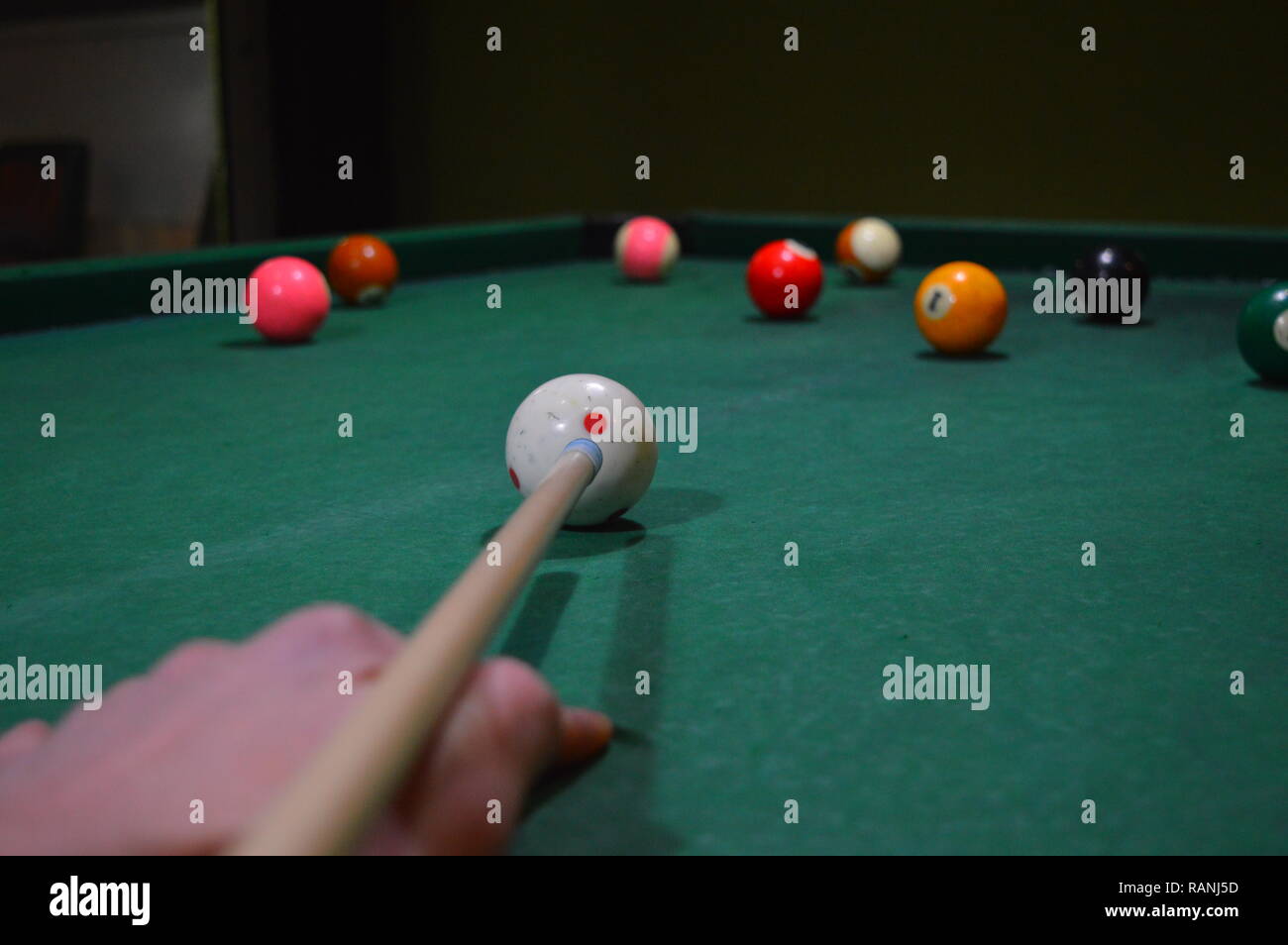Gioco del pool, persona giocando a biliardo e di colpire le sfere Foto Stock