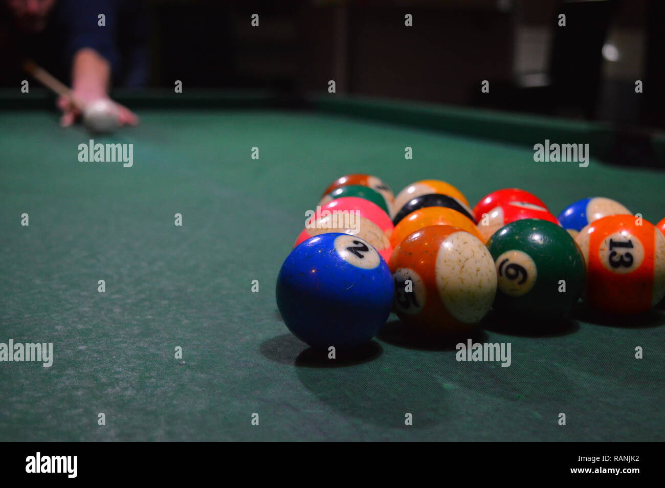 Gioco del pool, persona giocando a biliardo e di colpire le sfere Foto Stock