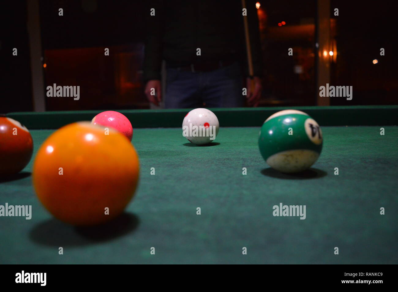 Gioco del pool, persona giocando a biliardo e di colpire le sfere Foto Stock