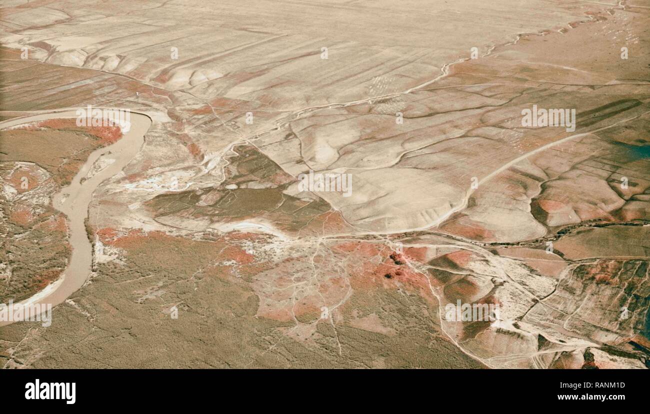 Viste di aria della Palestina. Volare a sud oltre il Giordano Rift. Galaad i sentieri che portano alla Giordania. Contrafforti orientali. 1931 reinventato Foto Stock
