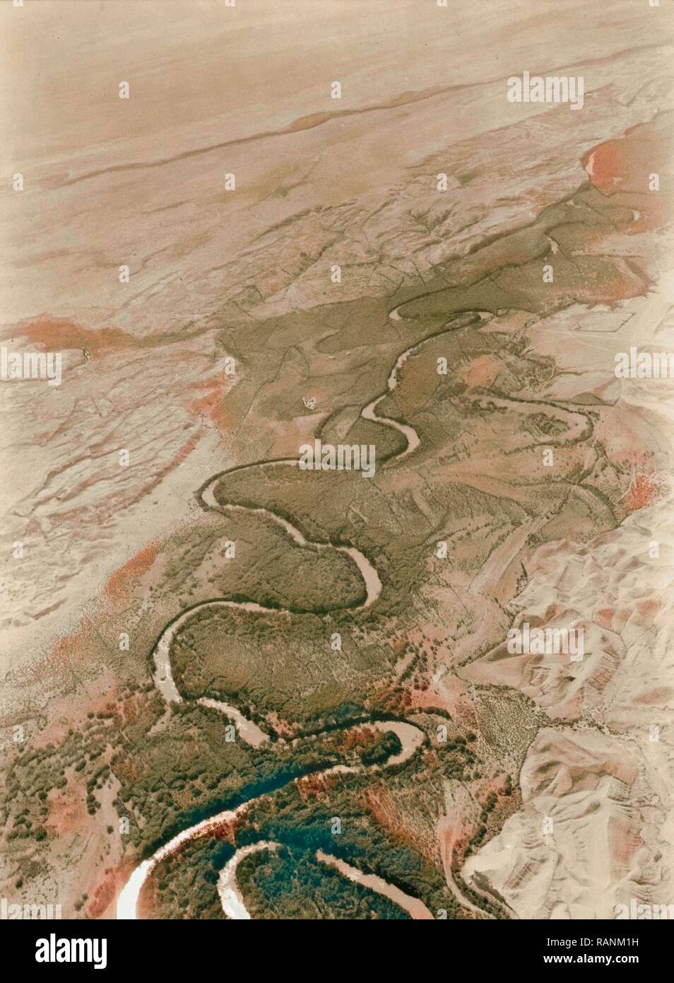 Viste di aria della Palestina. Volare a sud oltre il Giordano Rift. La Giordania è corso a serpentina. Tra il mare di Galilea e reinventato Foto Stock