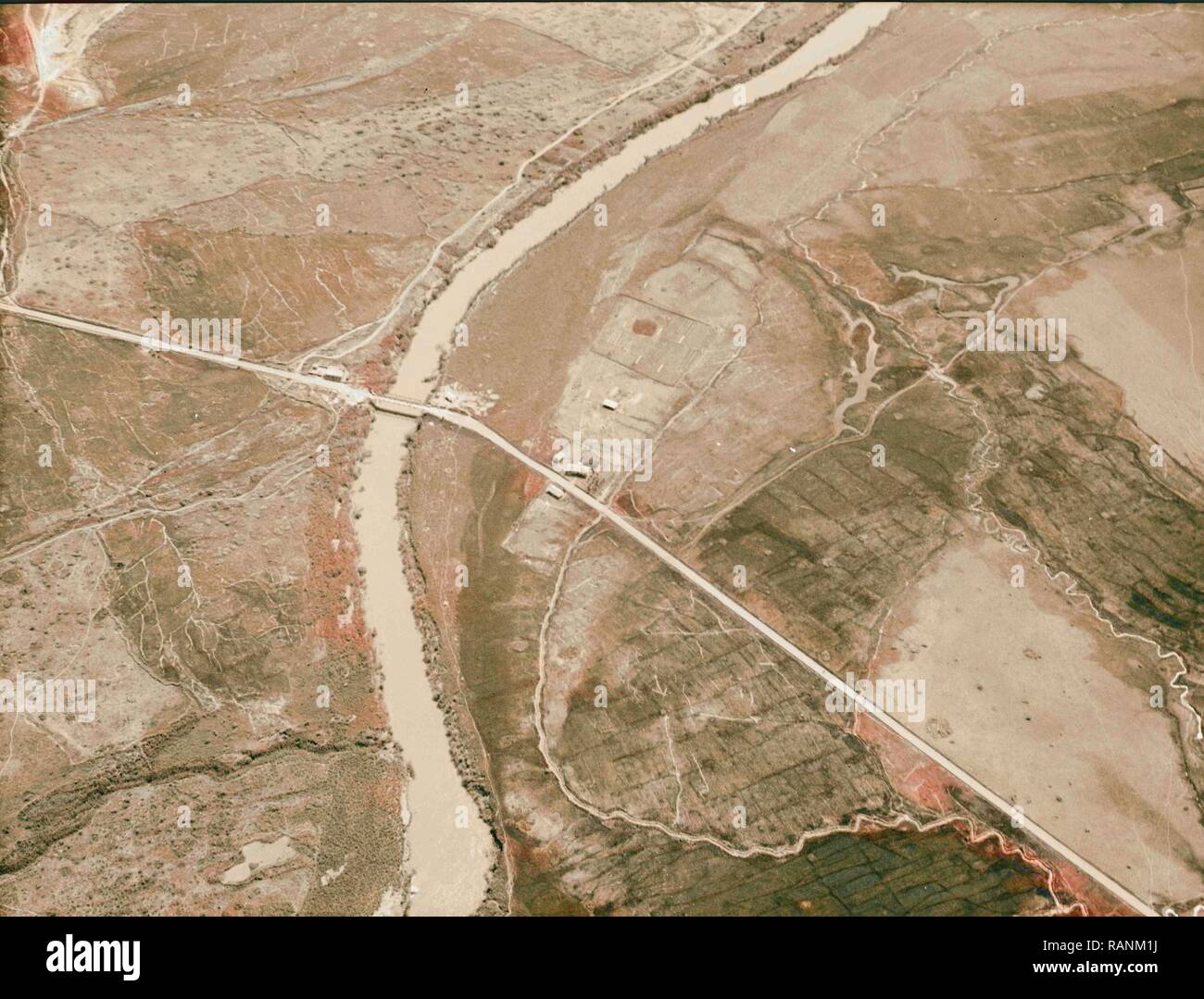 Viste di aria della Palestina. Volare a sud oltre il Giordano Rift. La Giordania ponte di Sheik Hussein. Incrocio di Beisan- reinventato Foto Stock
