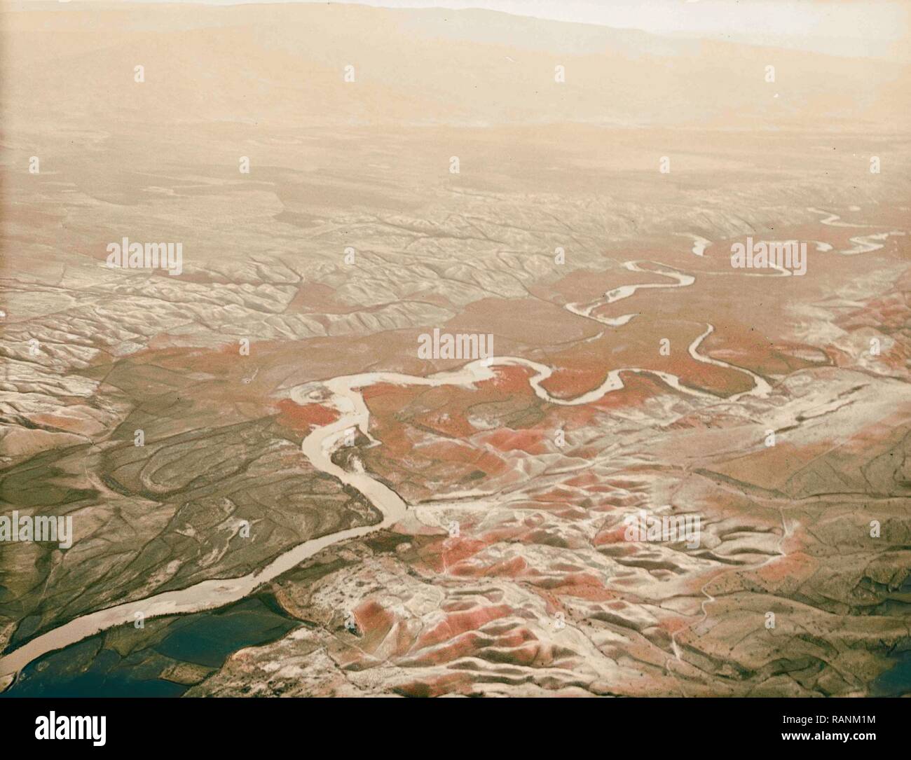 Viste di aria della Palestina. Volare a sud oltre il Giordano Rift. La Giordania la andamento tortuoso guardando verso il basso flusso, visualizzazione ampia reinventato Foto Stock