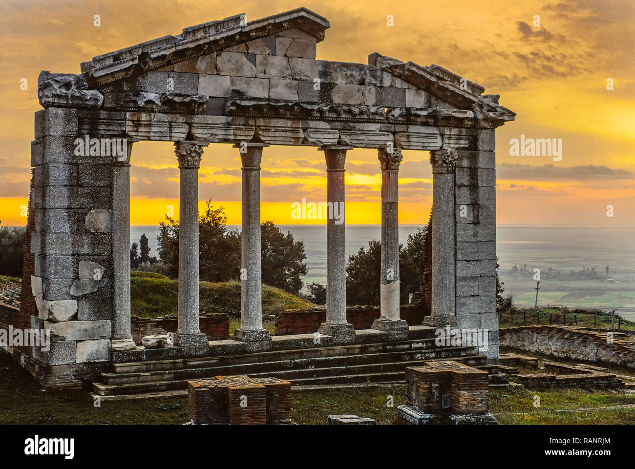 Sunrise nell'antica città di Apollonia. L'Albania. Fotografia analogica Foto Stock