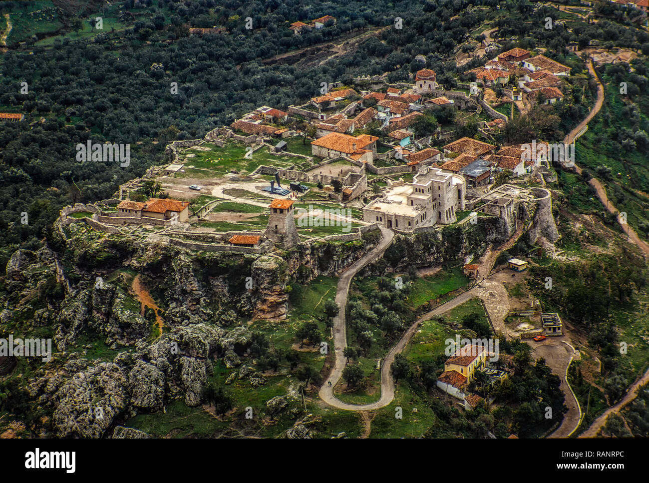 Kruja castello dall'alto. L'Albania. Fotografia analogica Foto Stock