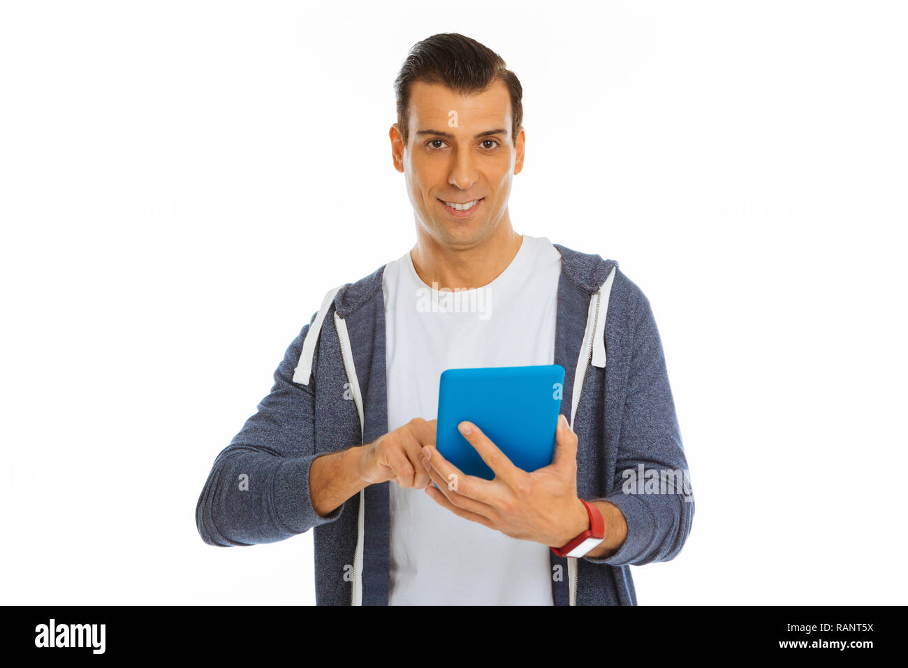 Positivo uomo gioioso utilizzando un moderno dispositivo tecnologico Foto Stock