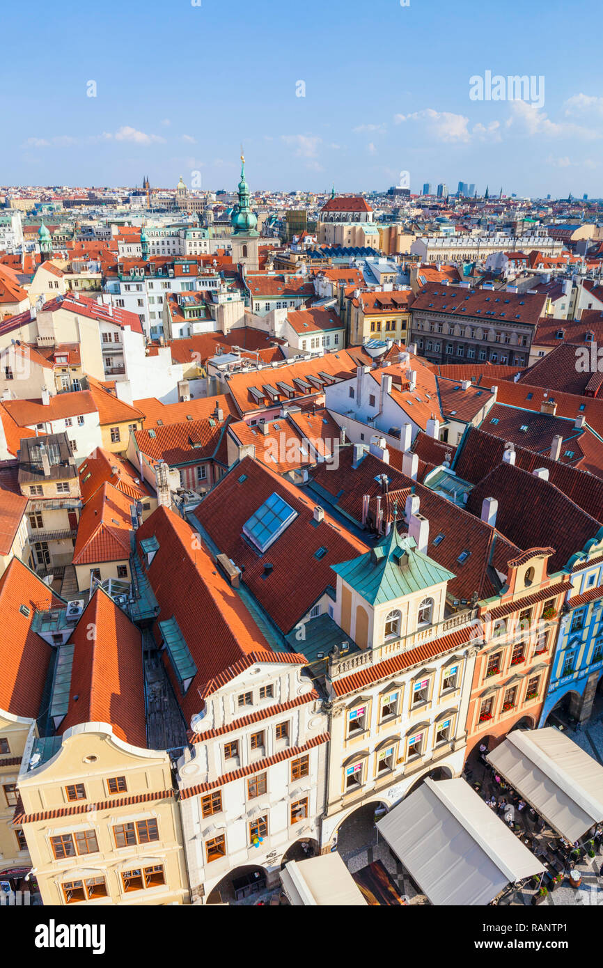 Prague Old Town Square Praga guardando in giù sul caffè e ristoranti in Staromestske namesti Praga Repubblica Ceca Europa dell'UE Foto Stock