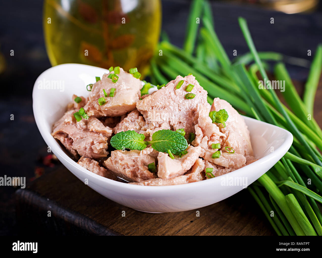 Fegato di Merluzzo verde con cipolla in olio sulla piastra. Foto Stock