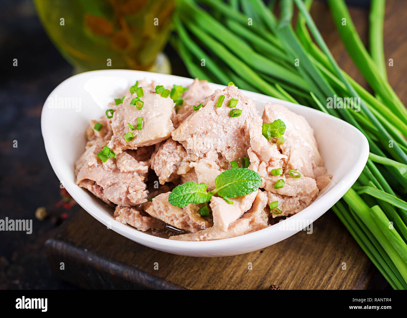 Fegato di Merluzzo verde con cipolla in olio sulla piastra. Foto Stock