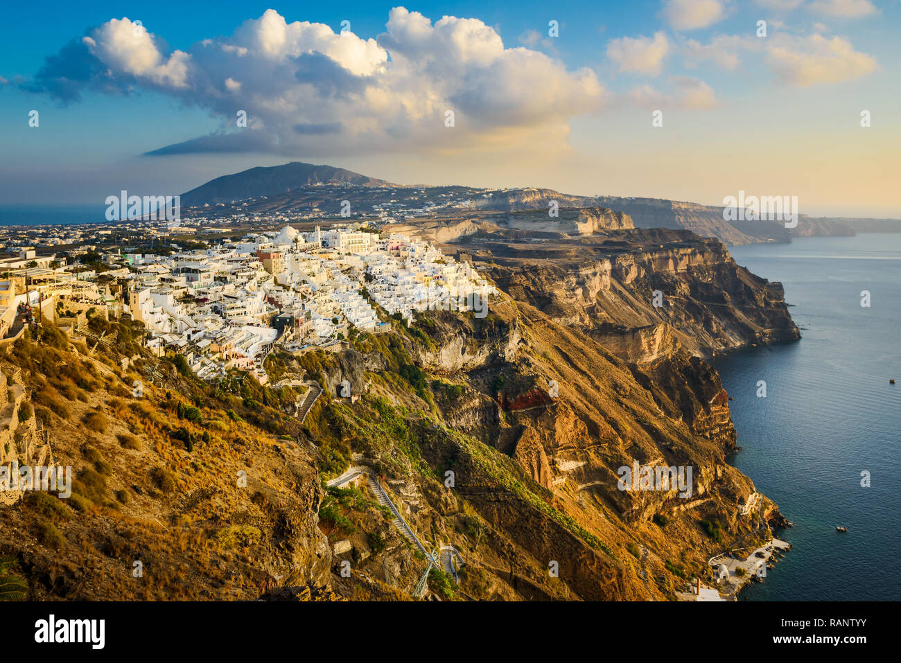 Thira town sulle scogliere dell'isola di Santorini, Grecia Foto Stock