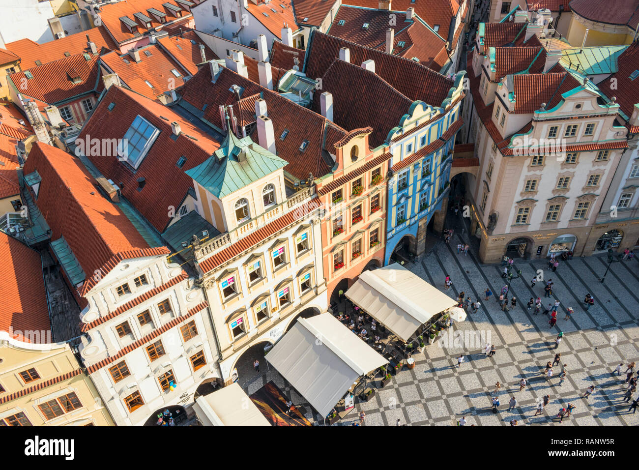 Prague Old Town Square Praga guardando in giù sul caffè e ristoranti in Staromestske namesti Praga Repubblica Ceca Europa dell'UE Foto Stock