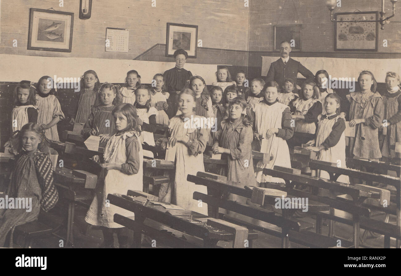 Vintage Edwardian Cartolina fotografica degli alunni all interno di una scuola in Aula. Foto Stock