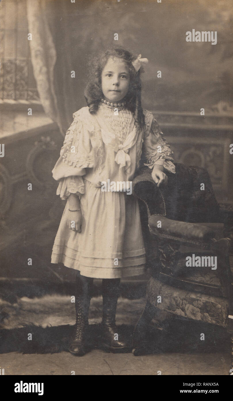 Vintage Wolverhampton Cartolina fotografica di una ben vestiti giovani Edwardian ragazza. Foto Stock