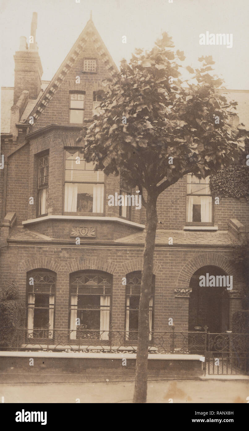 L'annata 1916 Cartolina fotografica che mostra la casa di 114 Ritherdon Road, Superiore Tooting, Londra Foto Stock