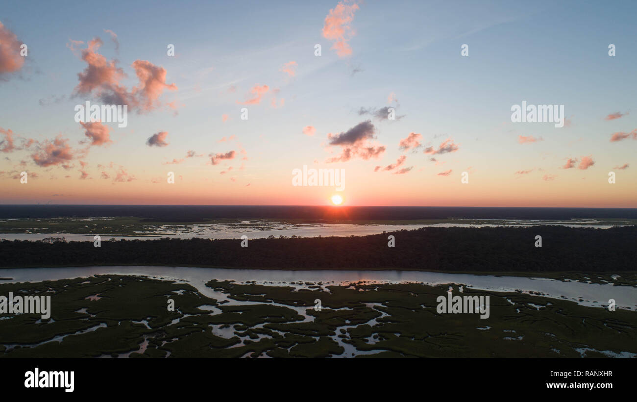 Antenna fuco visualizzare il paesaggio costiero Agenzie di natura serena tranquilla mattina presto immagine pacifica Scenic Sunbeam riflessi al tramonto sull orizzonte Foto Stock