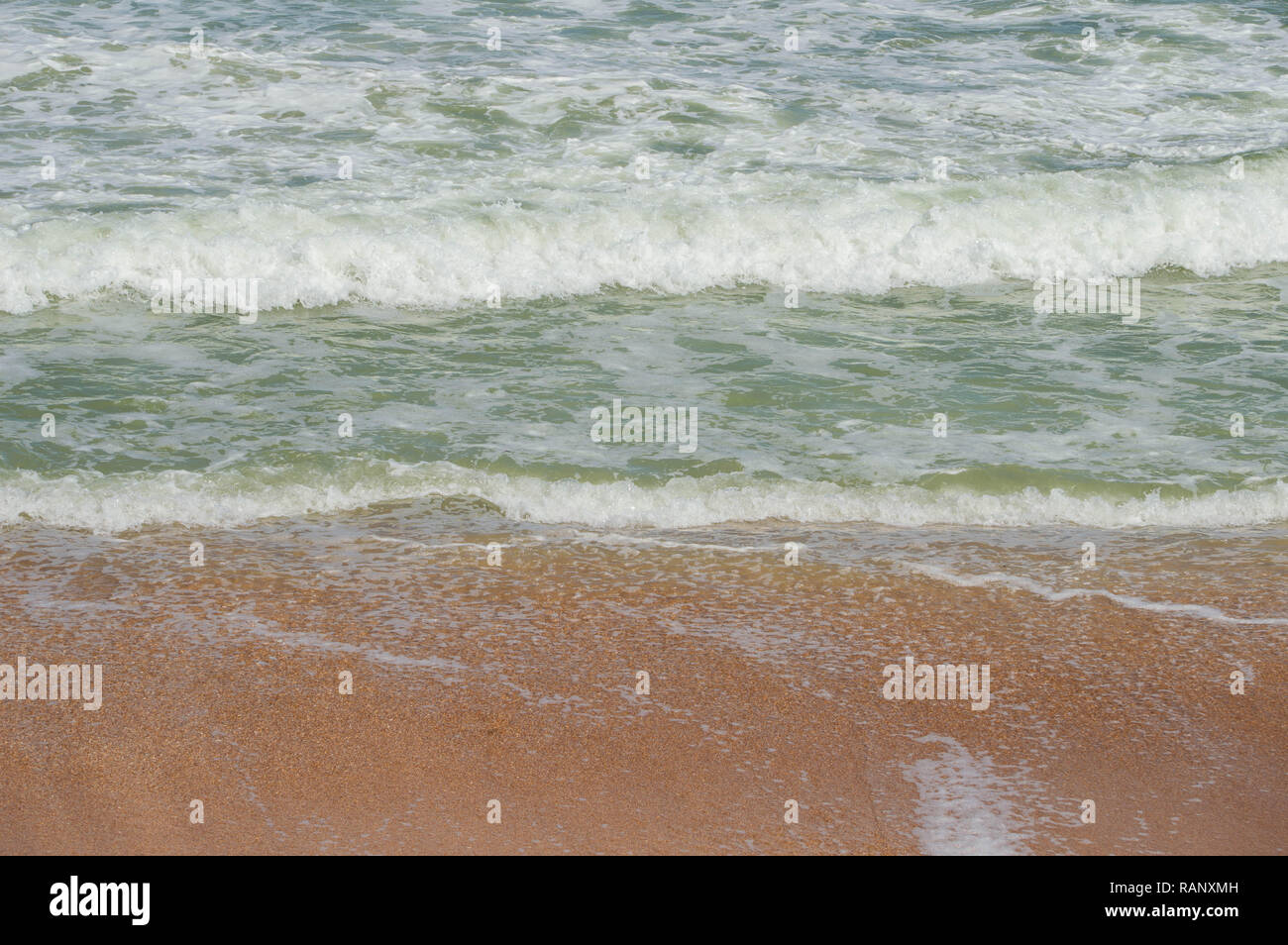 Scenic Seascape paesaggio Outdoor Spiaggia Natura Fotografia Vista tranquilla dolce acqua verde onde arancione belle sabbie litoranee Nord spiaggia della Florida. Foto Stock