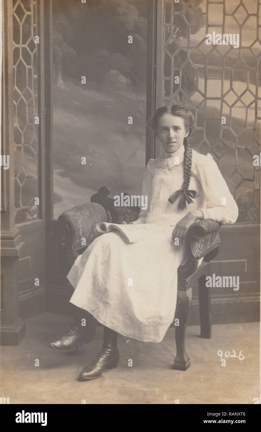 Vintage Weston-Super-Mare, Somerset Cartolina fotografica di un Edwardian lettura della ragazza. Foto Stock
