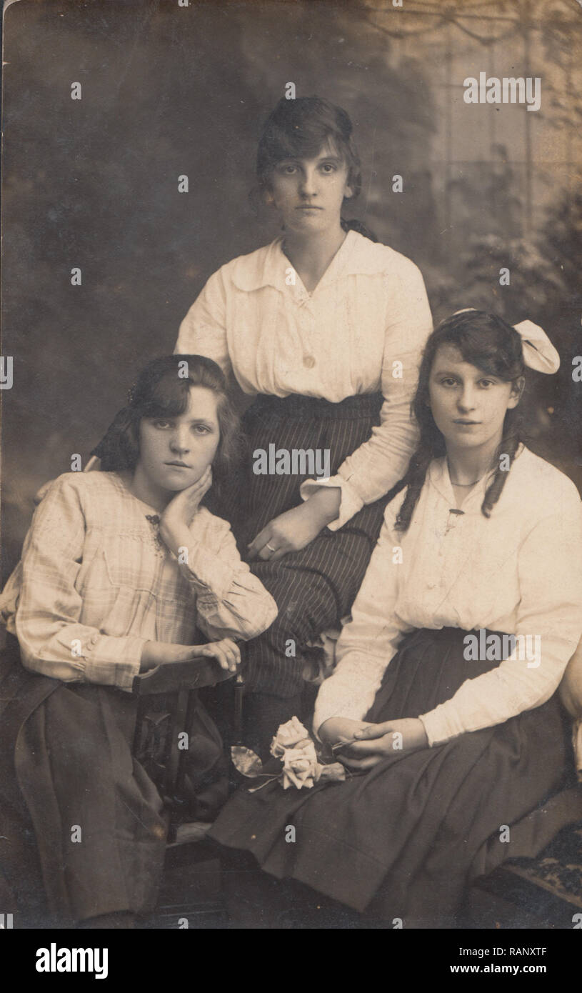 Vintage Edwardian Cartolina fotografica di tre sorelle da Tylorstown, Rhondda Valley, Galles Foto Stock
