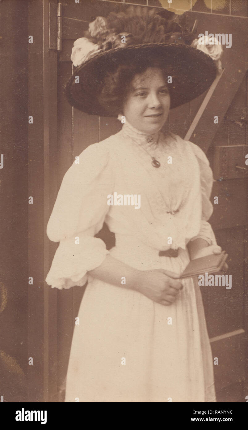 Vintage Cartolina fotografica di un elegante Edwardian Lady indossando una grande voglia di Hat. Foto Stock