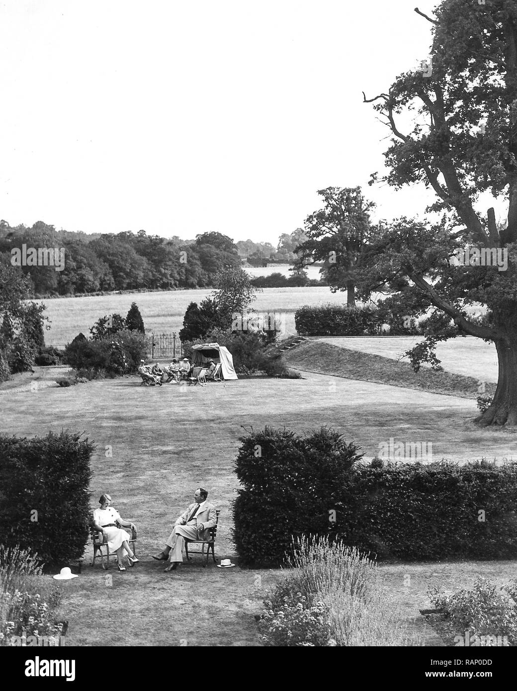 William e Maria Borthwick seduto con i suoi amici nel giardino della vecchia canonica a Hatfield Foto Stock
