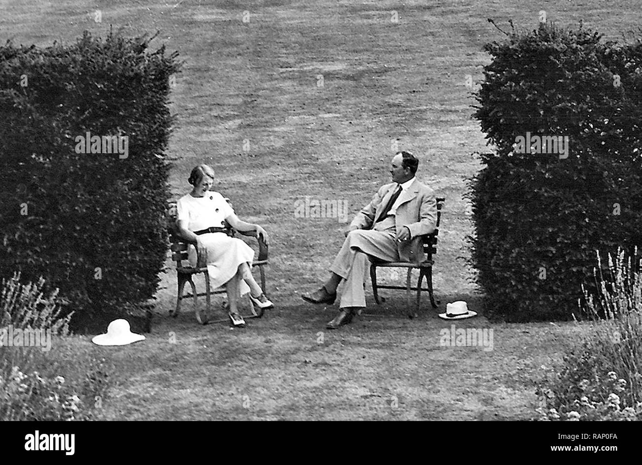 William e Maria Borthwick seduti nel giardino della vecchia canonica a Hatfield Foto Stock
