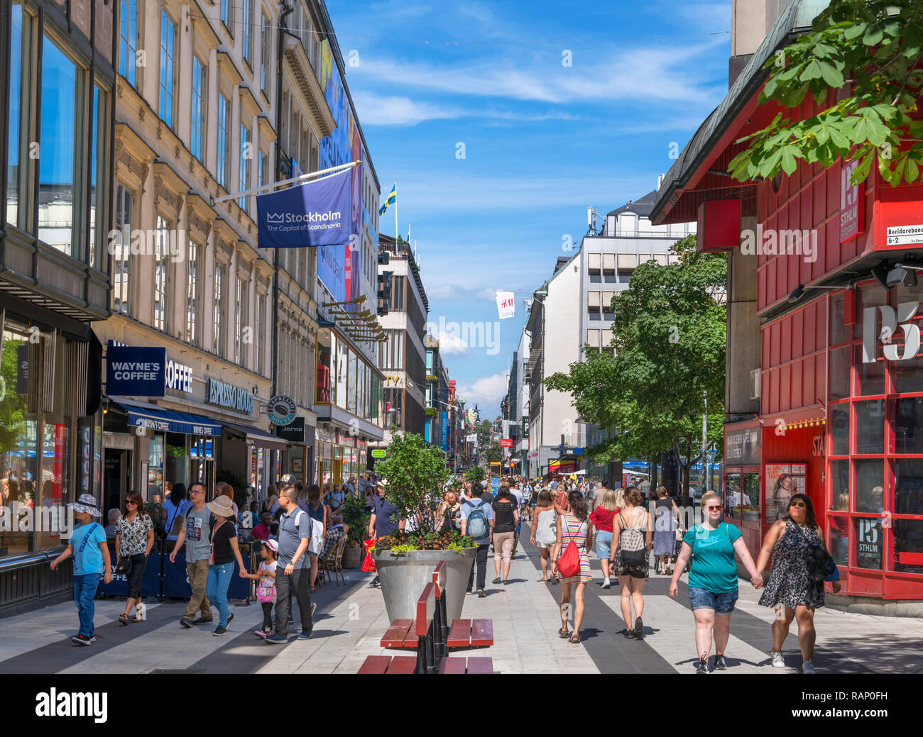 Negozi e magazzini sulla trafficata Drottninggatan, una importante strada per lo shopping nel centro della città, Norrmalm, Stoccolma, Svezia Foto Stock