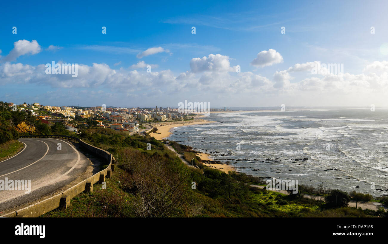 Figueira da Foz Portogallo - Gennaio 26, 2018: dal Capo Mondego Viewpoint possiamo vedere il mare e la città di Figueira da Foz, Portogallo Foto Stock