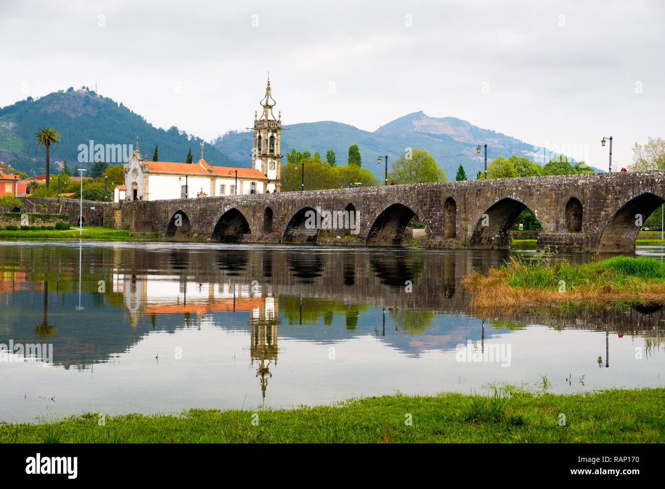 Ponte de Lima, Portogallo - 1 Maggio 2018 : Ponte de Lima è caratterizzato dalla sua architettura medievale e la zona circostante, bagnata dal Rio Lima. Foto Stock