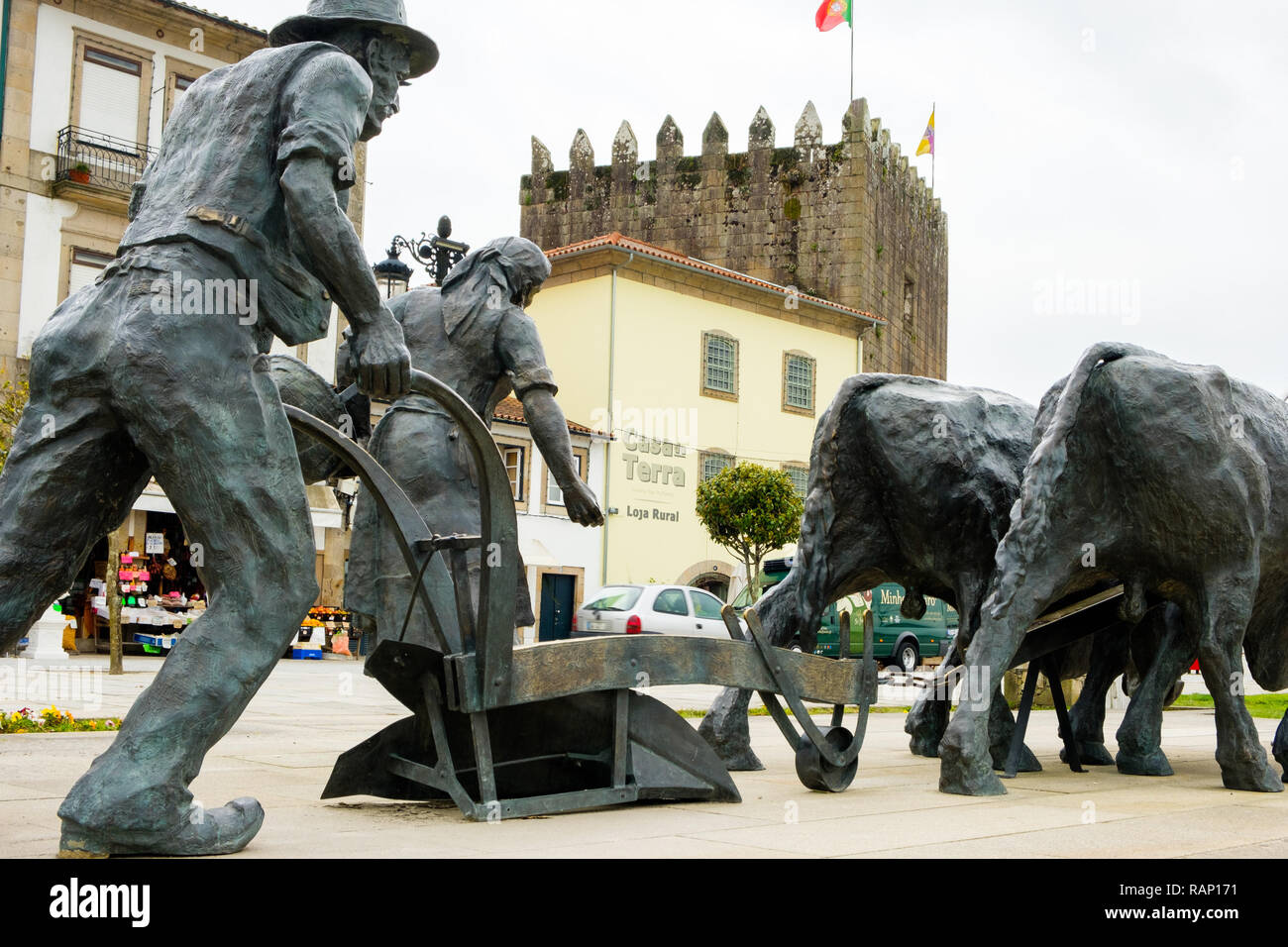 Ponte de Lima, Portogallo - 1 Maggio 2018 : Ponte de Lima è caratterizzato dalla sua architettura medievale e la zona circostante, bagnata dal Rio Lima. Foto Stock