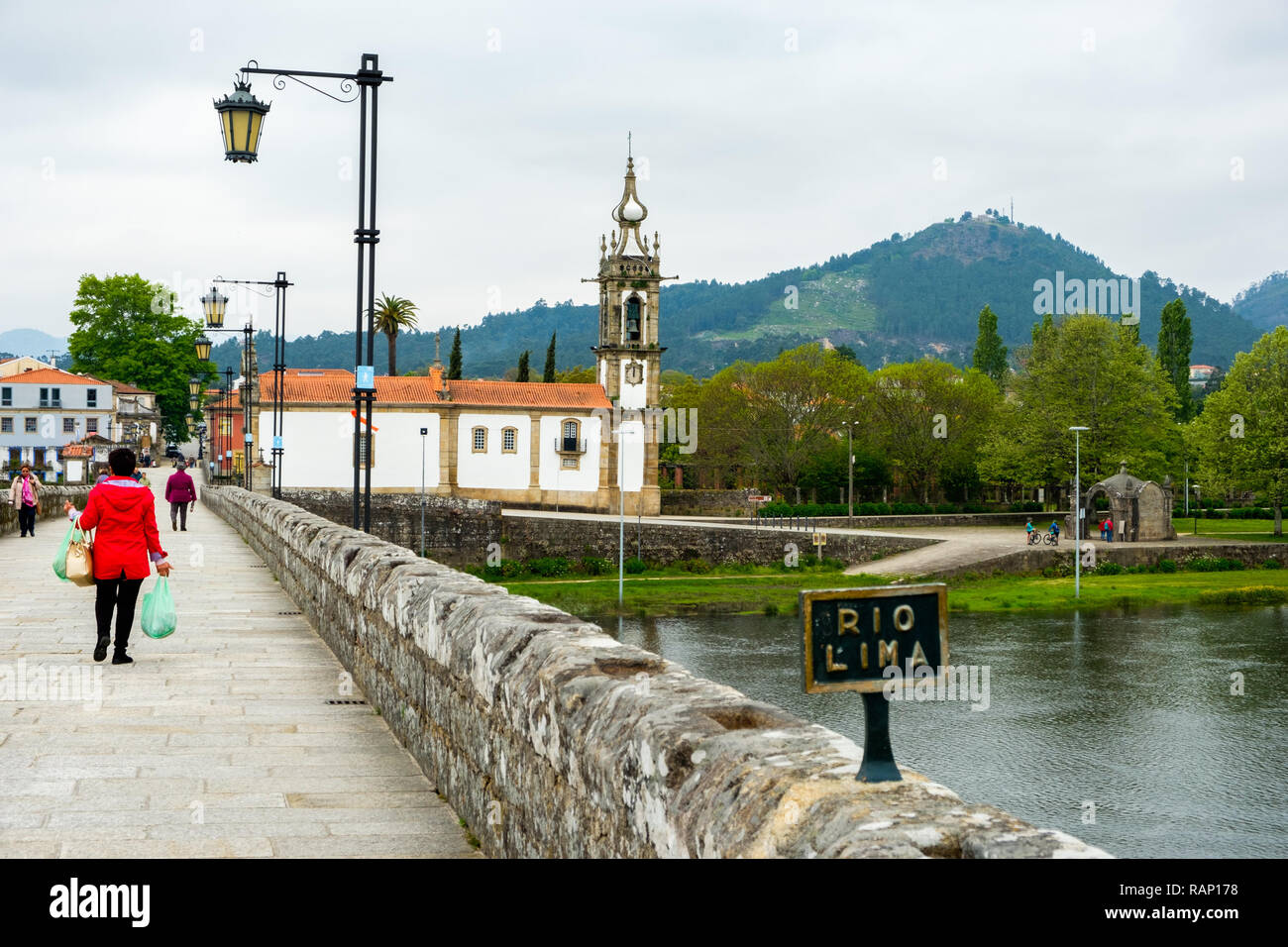 Ponte de Lima, Portogallo - 1 Maggio 2018 : Ponte de Lima è caratterizzato dalla sua architettura medievale e la zona circostante, bagnata dal Rio Lima. Foto Stock