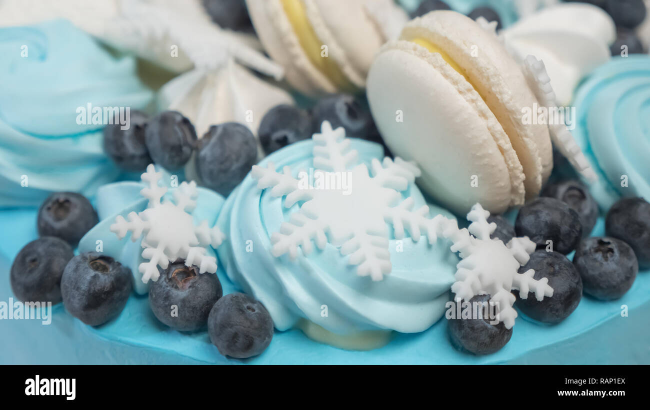 Deliziosa torta per la vacanza di bacche, colore blu con mirtillo. Cucina dolce. Inverno tortine, biscotti. Un sano concetto di dolci. Close-up. Neve Foto Stock