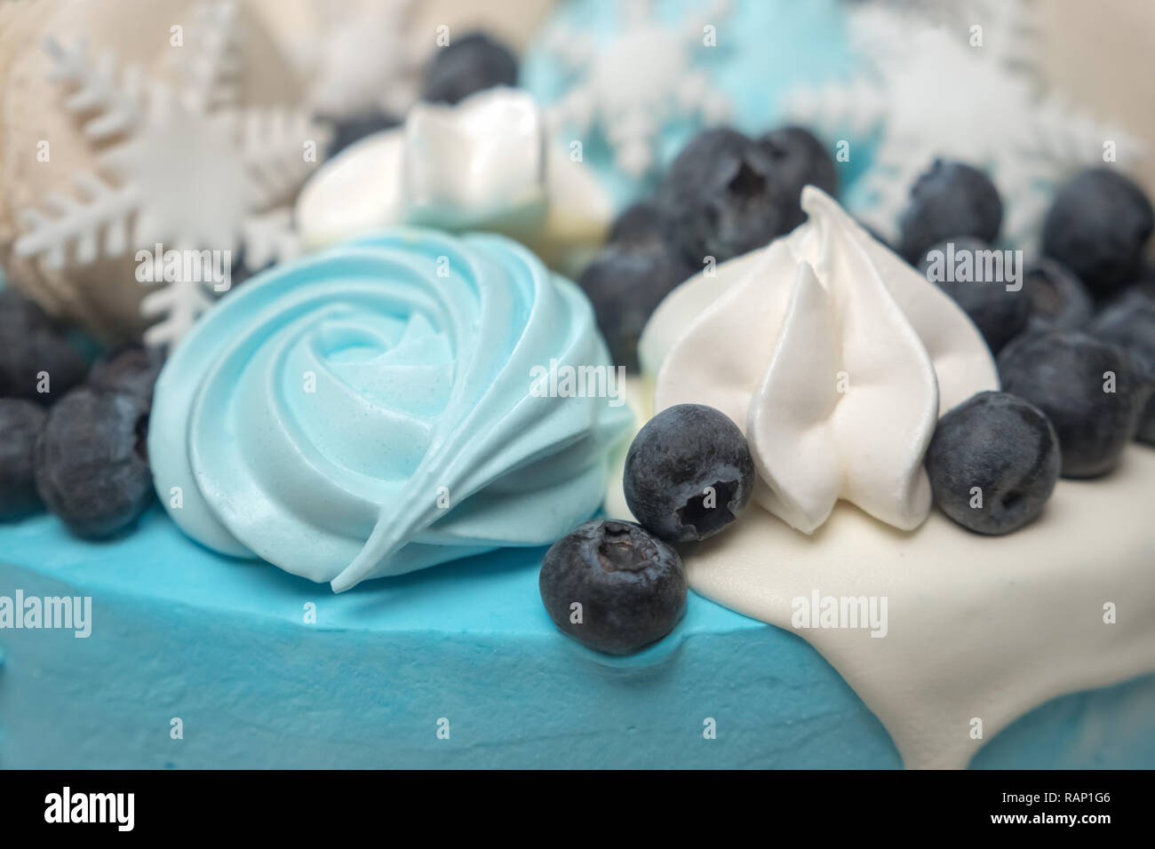 Il Natale lo Stollen la torta con lo zucchero a velo, mirtilli e marshmallow. Cristo tradizionale pasticceria. Sfondo bianco. Copia dello spazio. Close up. Meravigliosamente de Foto Stock