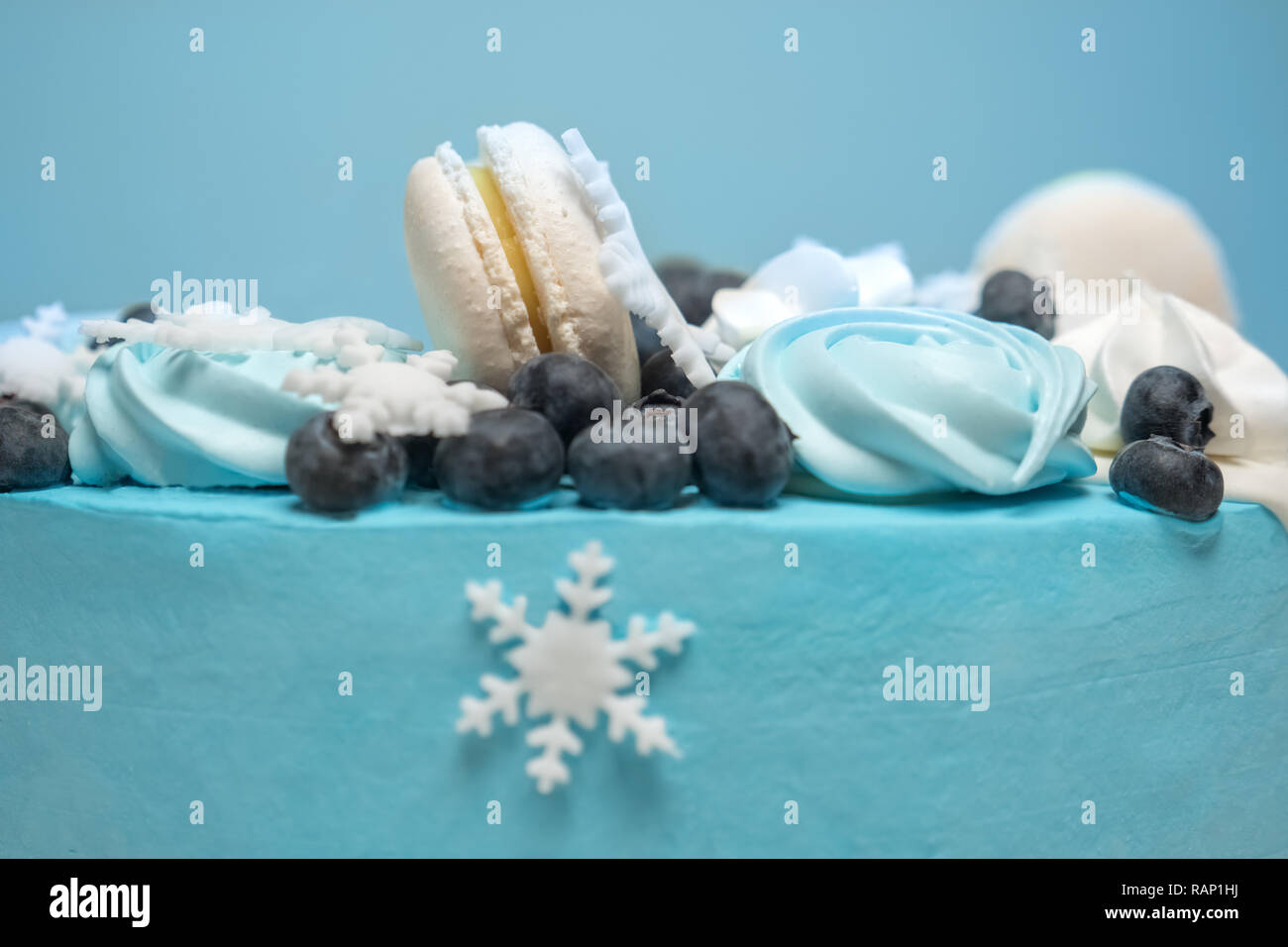 Il simbolo del fiocco di neve bianca sulla torta. Torta decorata con marshmallow, zaphyr e bacche. Inverno torta ricoperta con mastice di blu. Torta sfondo per vacanze invernali Foto Stock