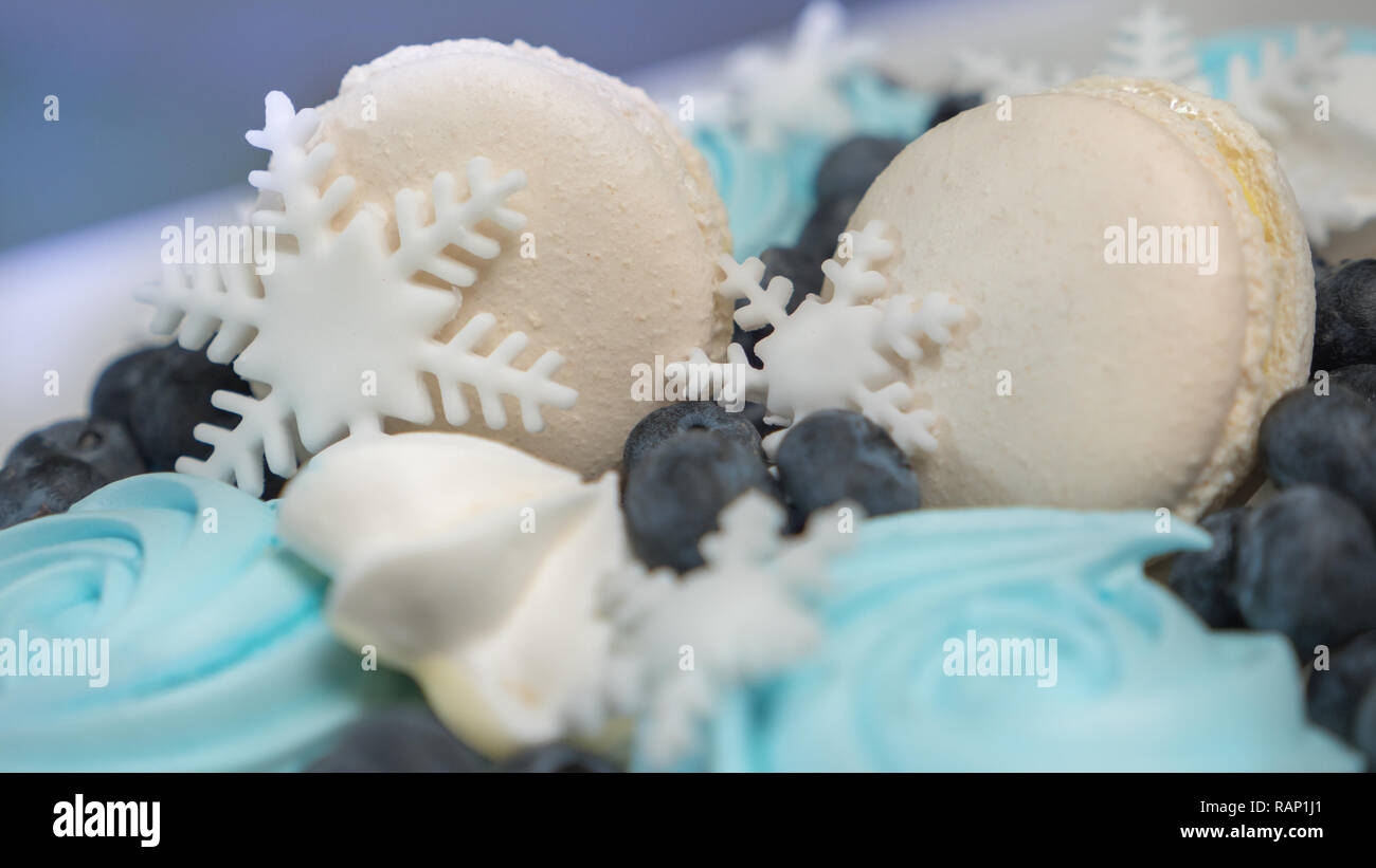 Meravigliosamente lo Stollen torta. Deliziosa torta per la vacanza. Caramelle decorate con marshmallow, zaphyr e bacche. Inverno torta ricoperta con mastice di blu. C Foto Stock