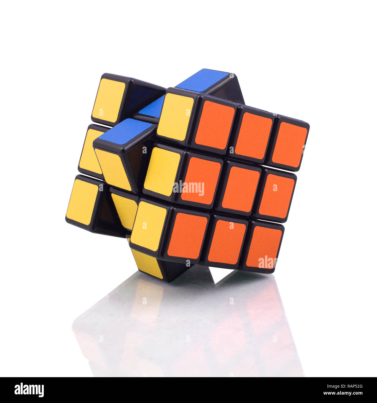 Cubo di Rubik sullo sfondo bianco Foto Stock