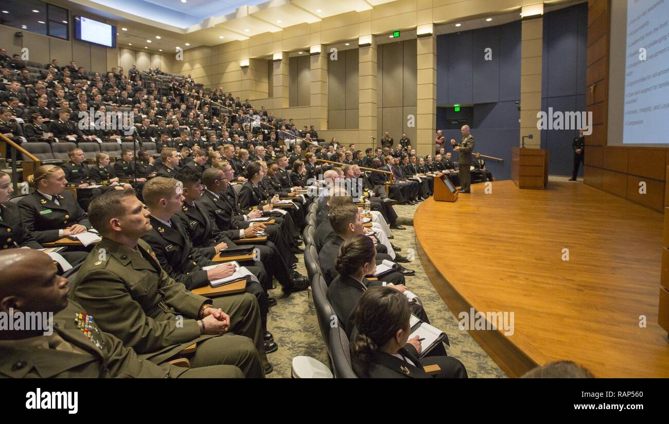 Il comandante del Marine Corps gen. Robert B. Neller parla con gli studenti presso l'Università di Notre Dame di Notre Dame, Ind. Feb 24, 2017. Neller ha parlato di aspettative di leadership, "a proteggere ciò che hai guadagnato", e ha risposto alle domande del pubblico. Foto Stock