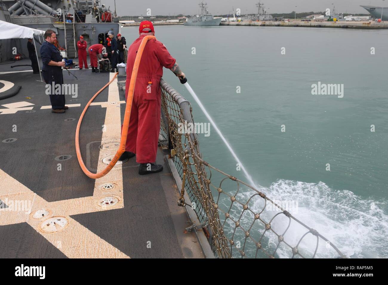 - La stazione navale di Rota, Spagna (feb. 23, 2017) Capo danno Controlman John Parks prove a P-100 a bordo della pompa le visite-missile destroyer USS Porter (DDG 78) mentre la nave viene ispezionata pierside presso la stazione navale di Rota, Spagna, dal 23 febbraio, 2017. Porter, distribuita a Rota, Spagna, sta conducendo operazioni navali negli Stati Uniti Sesta flotta area di operazioni a sostegno degli Stati Uniti per gli interessi di sicurezza nazionali in Europa. Foto Stock