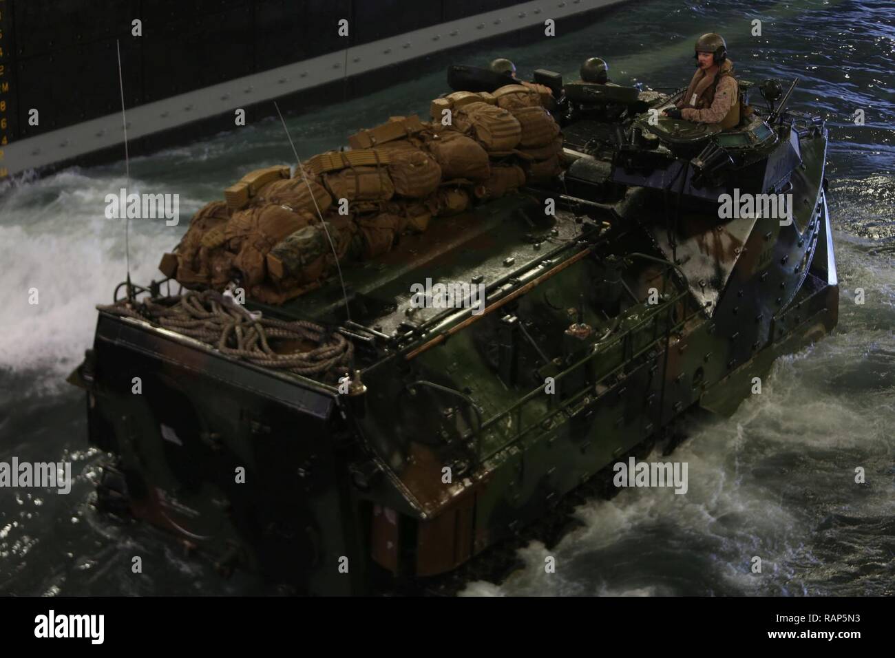 Stati Uniti Marines dal terzo assalto anfibio Battaglione, 1° Divisione Marine, intraprendere la USS ancoraggio da mare Feb. 21 durante la fase di esercizio del pugno di ferro 2017. Il pugno di ferro è un annuale, formazione bilaterale esercizio dove USA e giapponesi i membri del servizio treno insieme e condividere le tecniche, tattiche e procedure per migliorare la loro complessiva capacità operative. Foto Stock