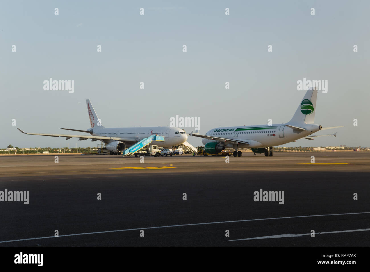 SHARM EL SHEIKH, Egitto - 21 Maggio 2018: vista in piani da finestra di terminale di aeroporto egiziano. Foto Stock