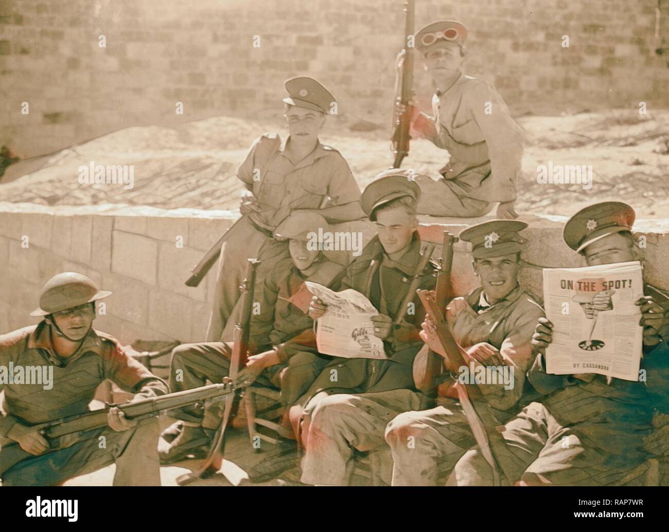 Il sollevamento dell'assedio di Gerusalemme truppe al di fuori porta di Damasco. "Taking it easy' mentre si attende per il coprifuoco reinventato Foto Stock