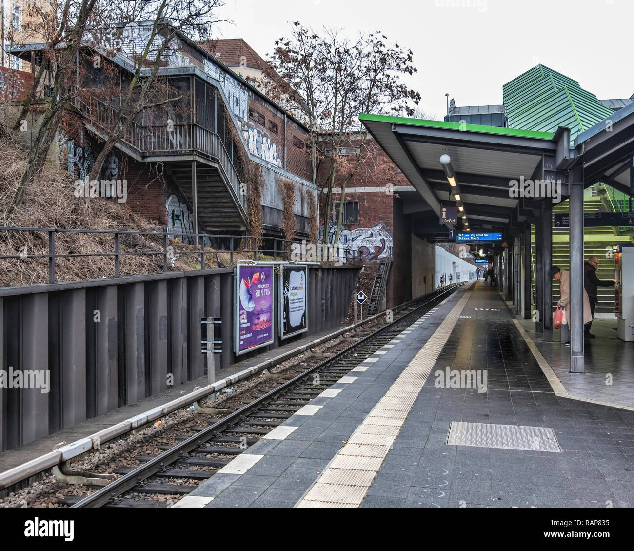 Hermannstrasse S-Bahn stazione ferroviaria dettaglio, piattaforma e binari - Neukölln, Berlino Foto Stock