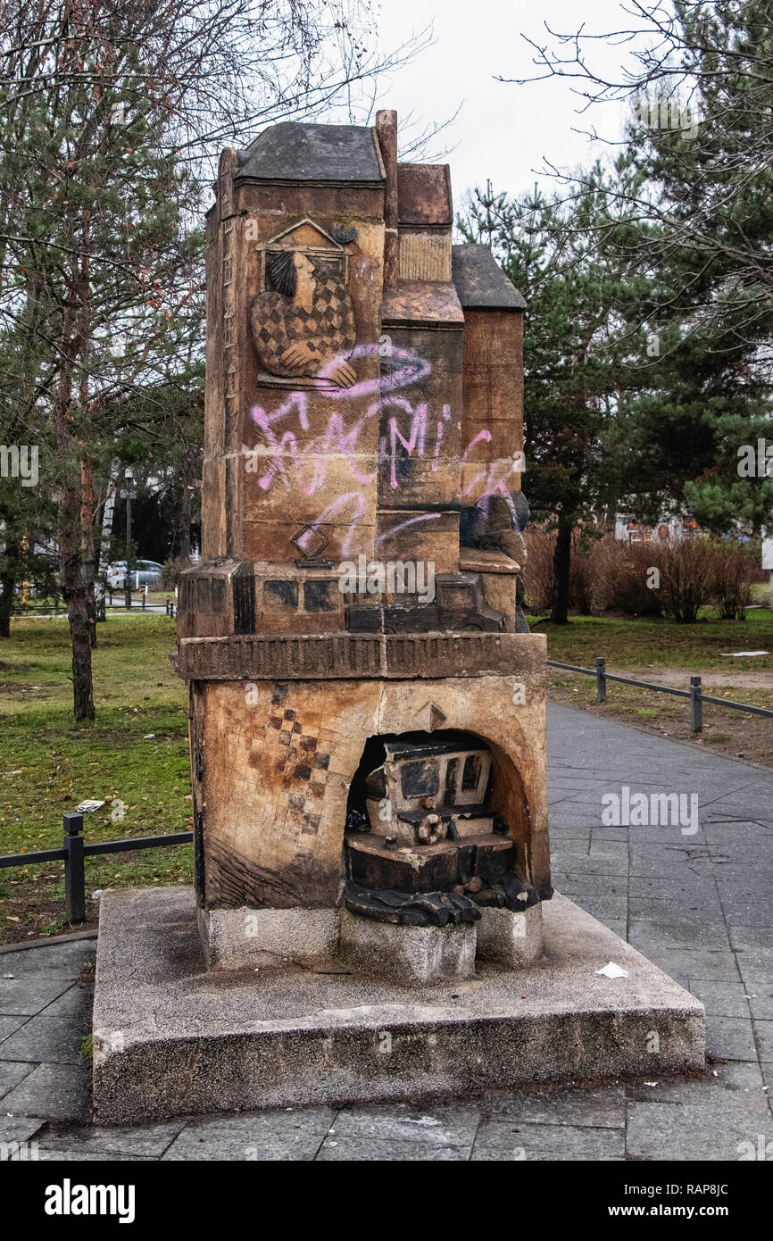 Scultura in ceramica Leben in Köpenick. "Vivere in Köpenick' dallo scultore Christian Uhlig 1984-86 - Oberspreestraße 145, Berlin-Köpenick Foto Stock