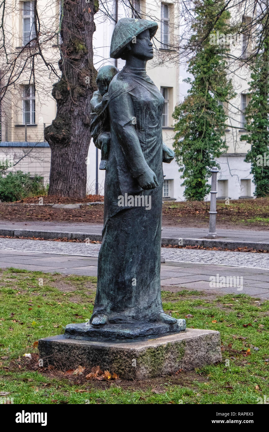 Alt-Köpenick,Berlino, scultura in bronzo di donna asiatica bambino portando sul retro Foto Stock