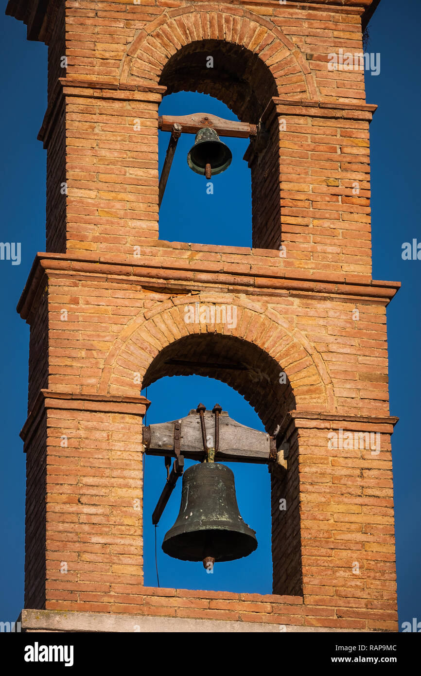 Il campanile della chiesa del Santissimo Crocifisso nel borgo medievale di Suvereto, provincia di Livorno, Toscana, Italia Foto Stock
