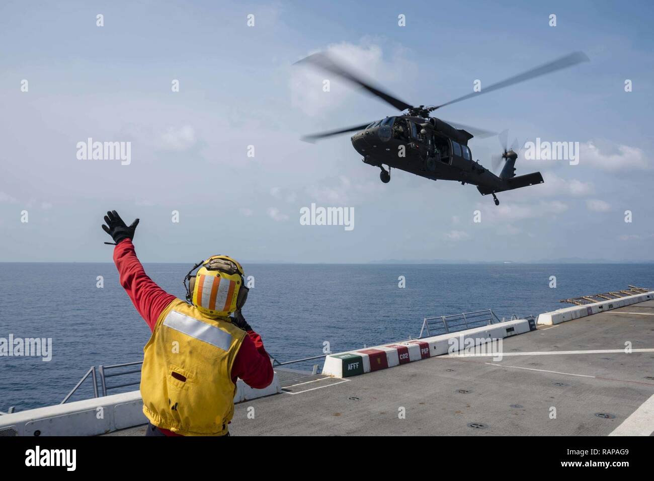 Golfo di Thailandia (feb. 22, 2017) DEGLI STATI UNITI Aviazione Navale di Boatswain Mate (manipolazione) 1a classe Patrick Henry, da Pearl City, Hawaii, segnali a U.S. Esercito UH-60Q Blackhawk elicottero, assegnato al venticinquesimo combattimento Brigata Aerea, come si decolla dal ponte di volo del trasporto anfibio dock nave USS Green Bay (LPD 20) durante l'esercizio Cobra Gold 2017. Cobra Gold è il più grande teatro di cooperazione nel campo della sicurezza in esercizio il Indo-Asia-regione del Pacifico ed è parte integrante dell'impegno degli Stati Uniti per rafforzare l'impegno nella regione. Foto Stock