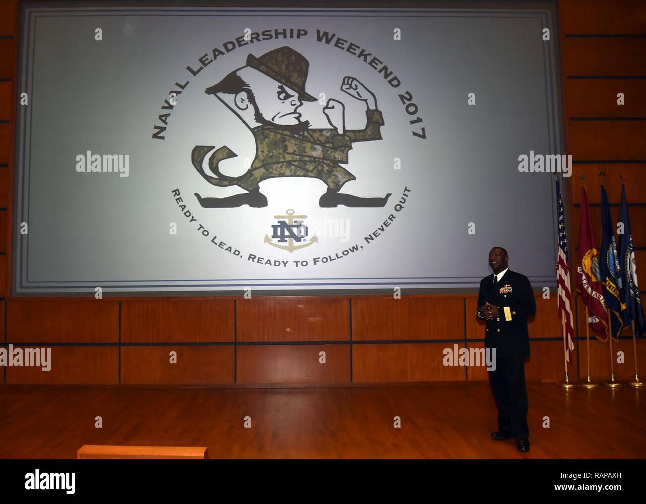 SOUTH BEND, ind. (Feb. 24, 2017), il comandante navale di formazione di servizio comando posteriore, ADM. Stephen C. Evans accoglie più di 250 Riserva navale addestramento ufficiali Corps (NROTC) aspiranti guardiamarina per la XXII edizione della Leadership navale seminario di fine settimana. Foto Stock