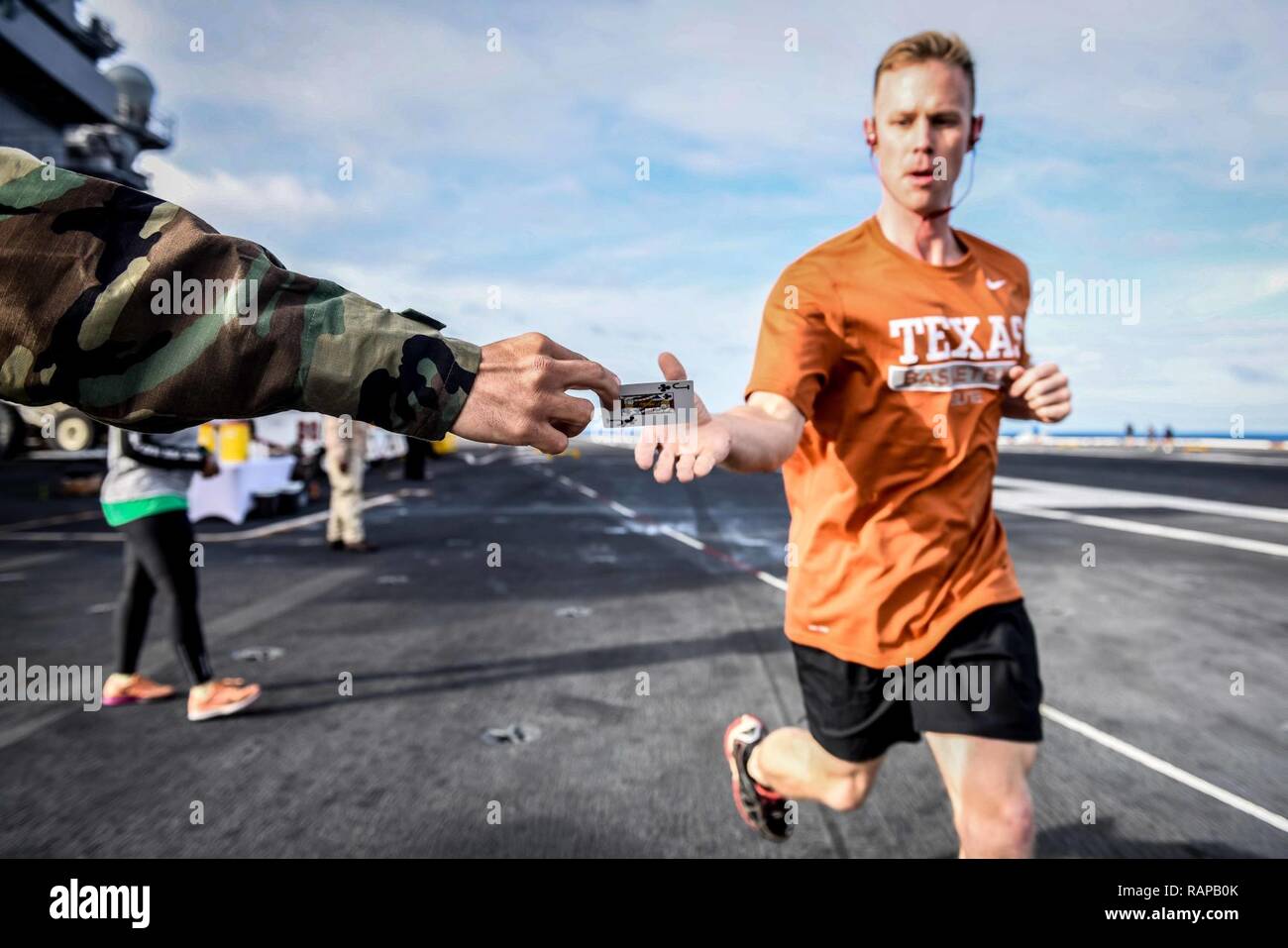 Oceano Pacifico (feb. 26, 2017) Senior Chief tecnico dei sistemi informativi aziendali Joshua Hoffman raccoglie una scheda durante il "Poker Run" sul ponte di volo della portaerei USS Theodore Roosevelt CVN (71). Theodore Roosevelt è attualmente al largo della costa della California Meridionale routine di conduzione di attività di formazione. Foto Stock