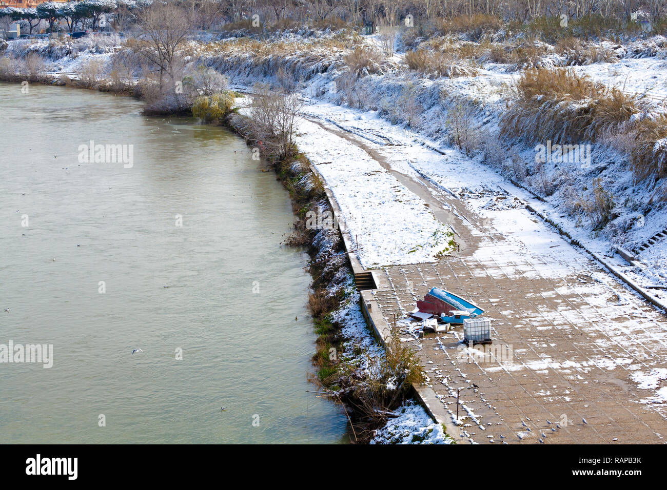 Fiume Tevere Shore a Roma dopo la nevicata Foto Stock