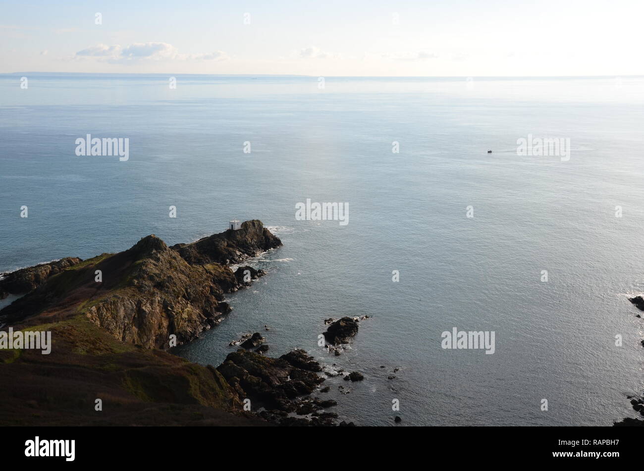 Vista dell'isola di Jersey nella distanza visto dal punto di Jerbourg, Guernsey, Regno Unito Foto Stock