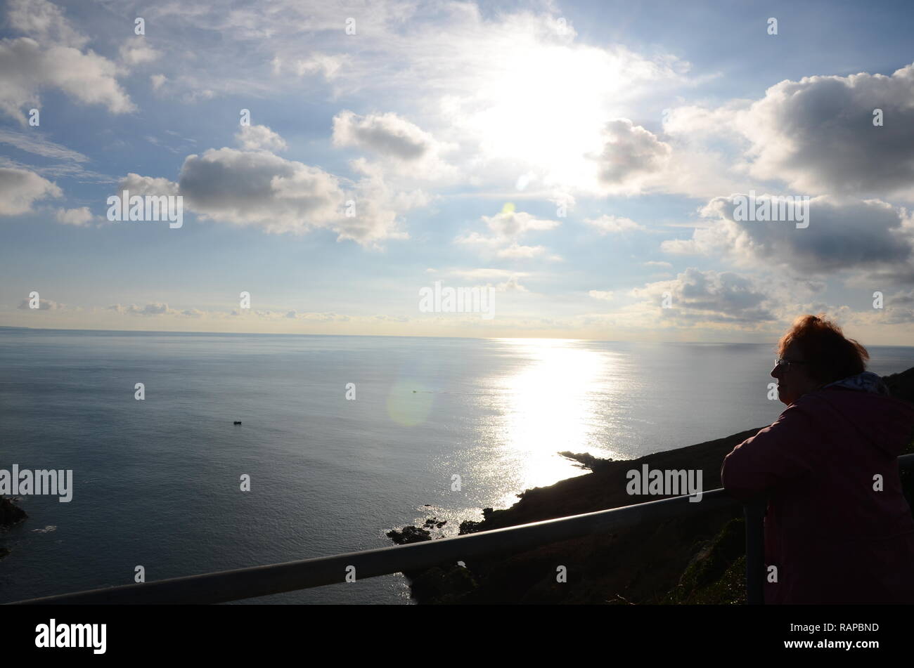 Vista dell'isola di Jersey nella distanza visto dal punto di Jerbourg, Guernsey, Regno Unito Foto Stock
